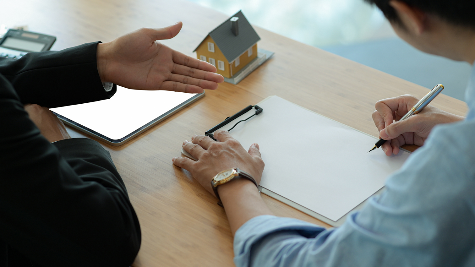 Property consultation, illustrative image from the original Moment website